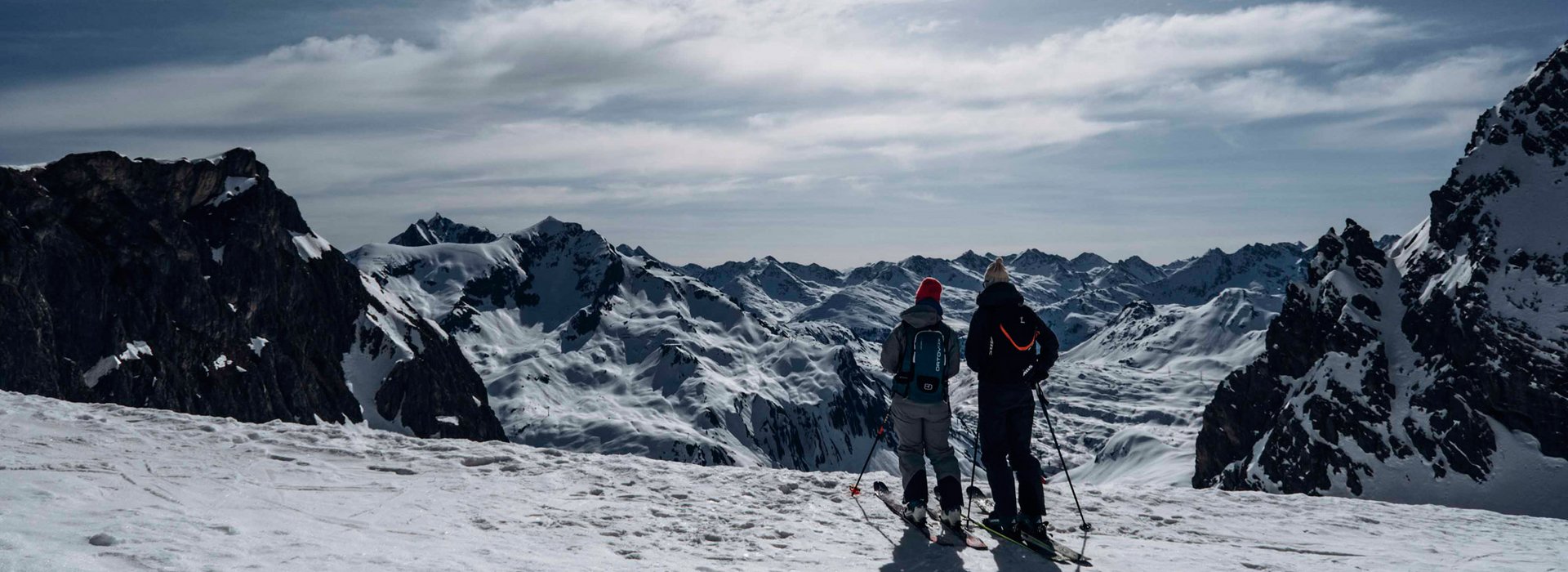 Skifahrer vor winterlichem Bergpanorama