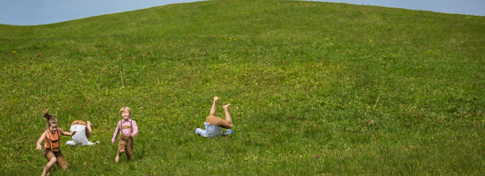 Kinder spielen auf Wiese