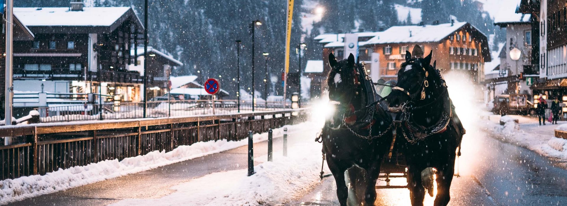 Pferdekutsche in der Winterlandschaft in Lech