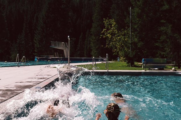 Kinder plantschen und spielen im Waldschwimmbad