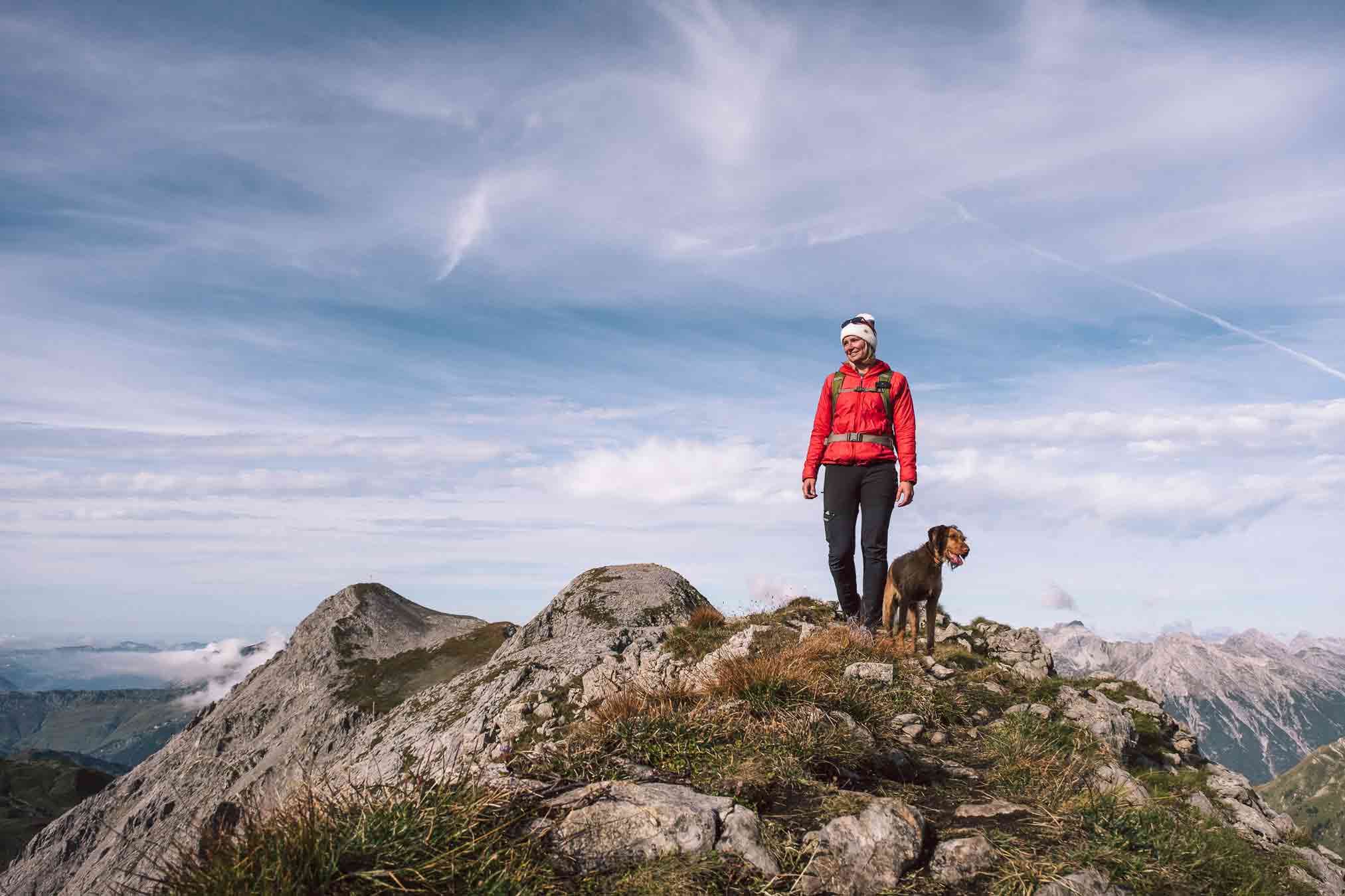 Wanderer mit Hund auf Berggipfel