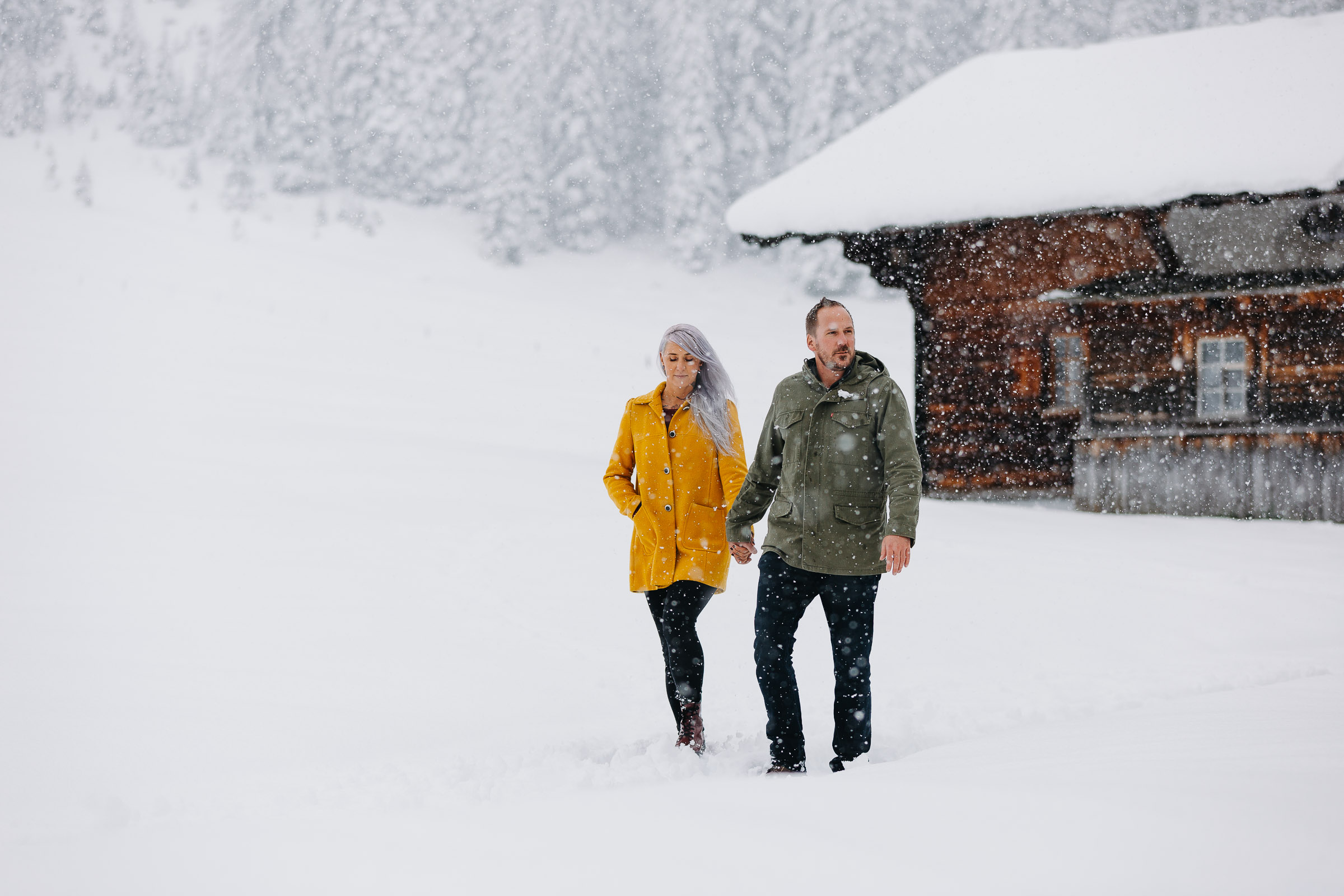 Paar macht Winterspaziergang durch die Natur