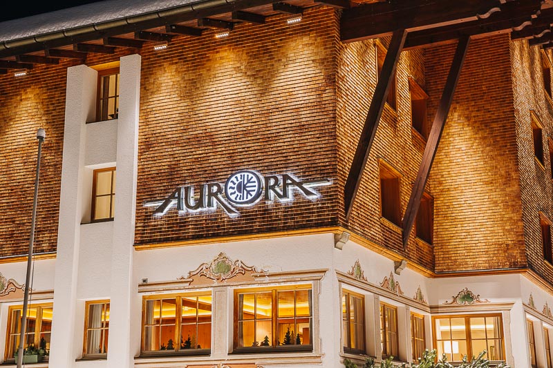 Hotel Aurora mit Weihnachtsbeleuchtung