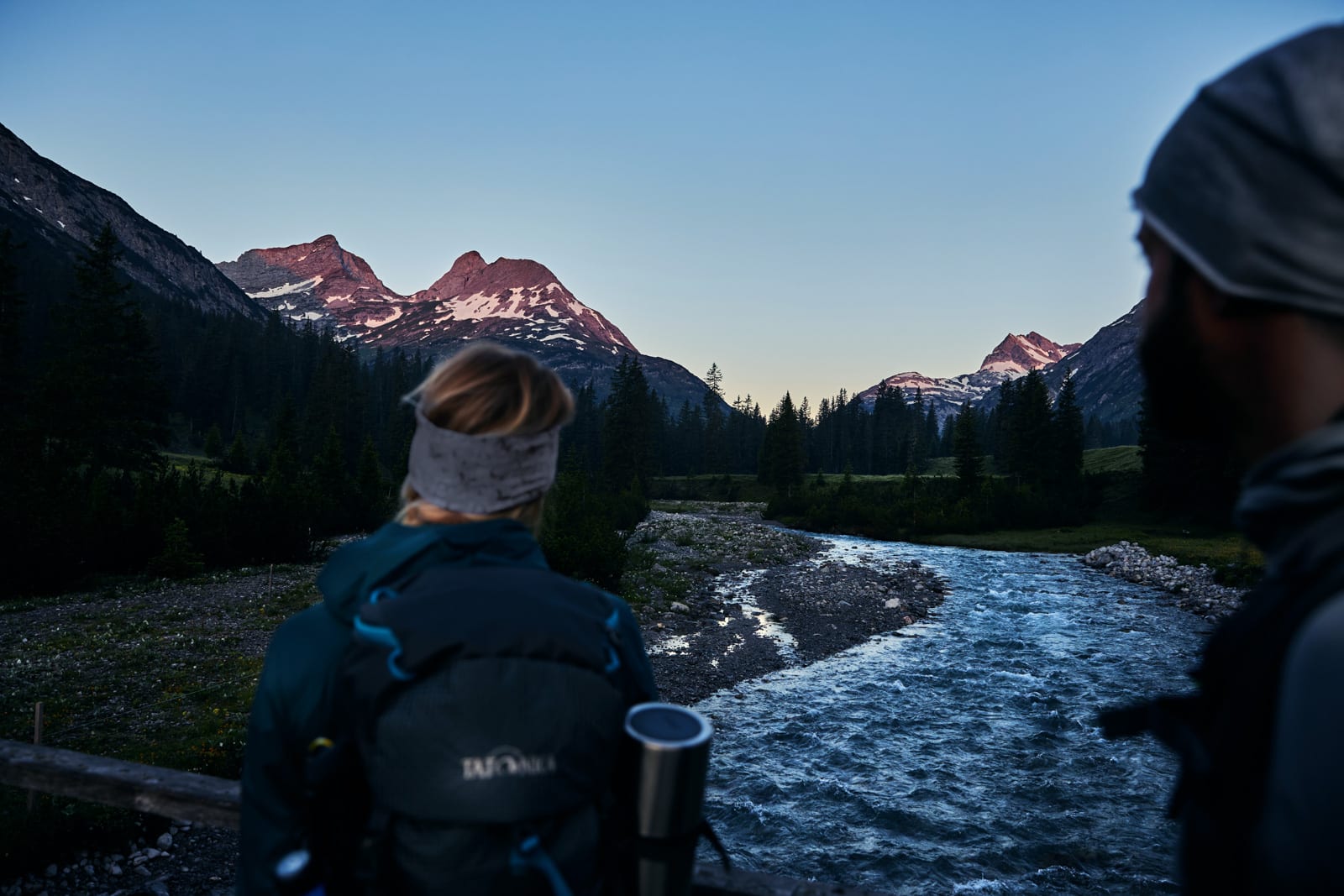 Wanderer vor Gebirgsbach