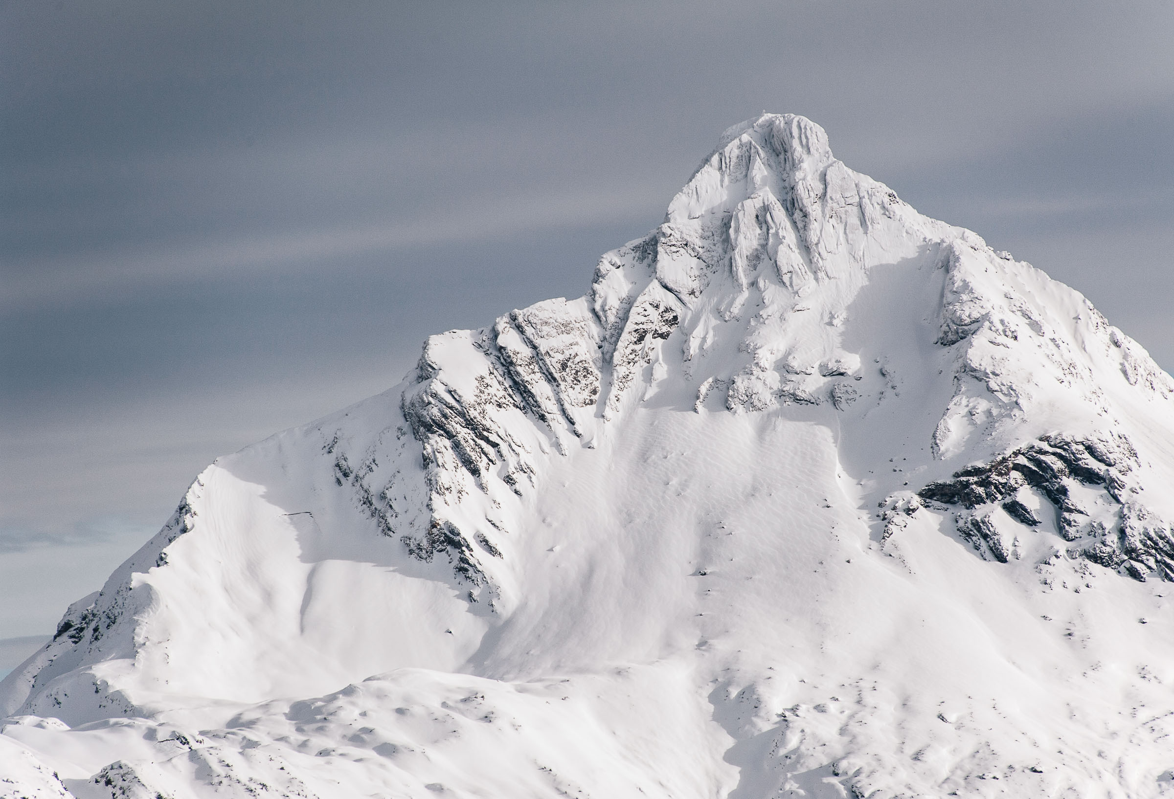 Verschneite Berggipfel am Arlberg