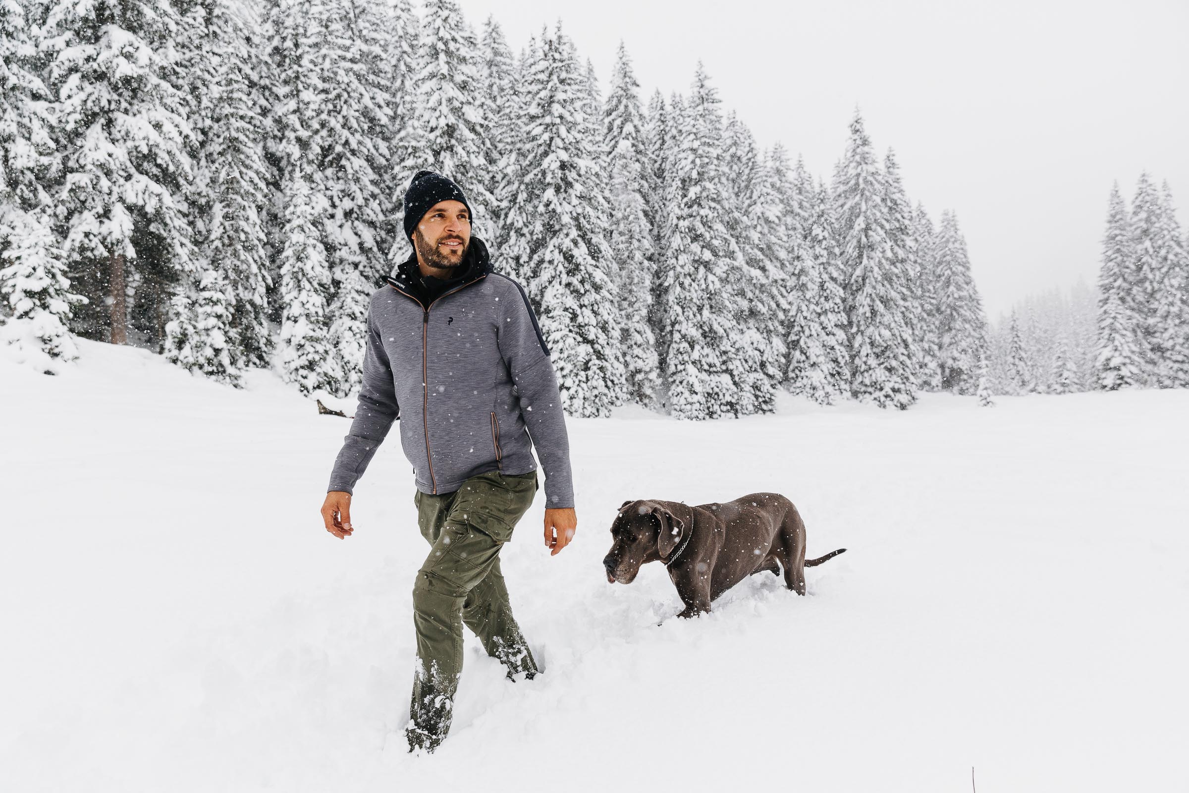 Mann mit Hund in Winterlandschaft