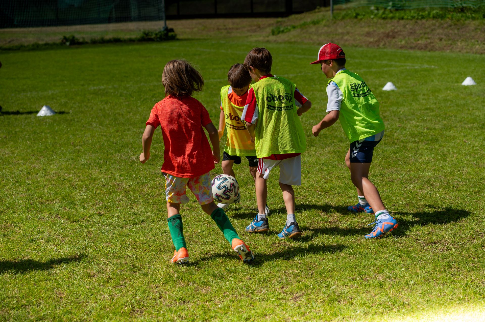 Kinder beim Fußballspielen in Lech