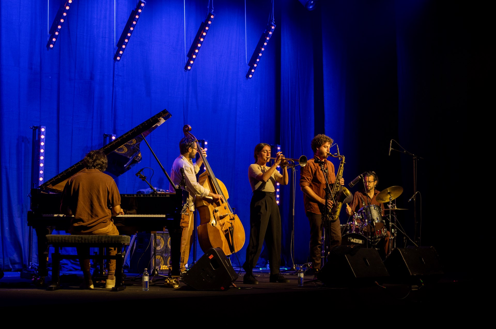 Jazzmusiker auf der Bühne mit Instrumenten