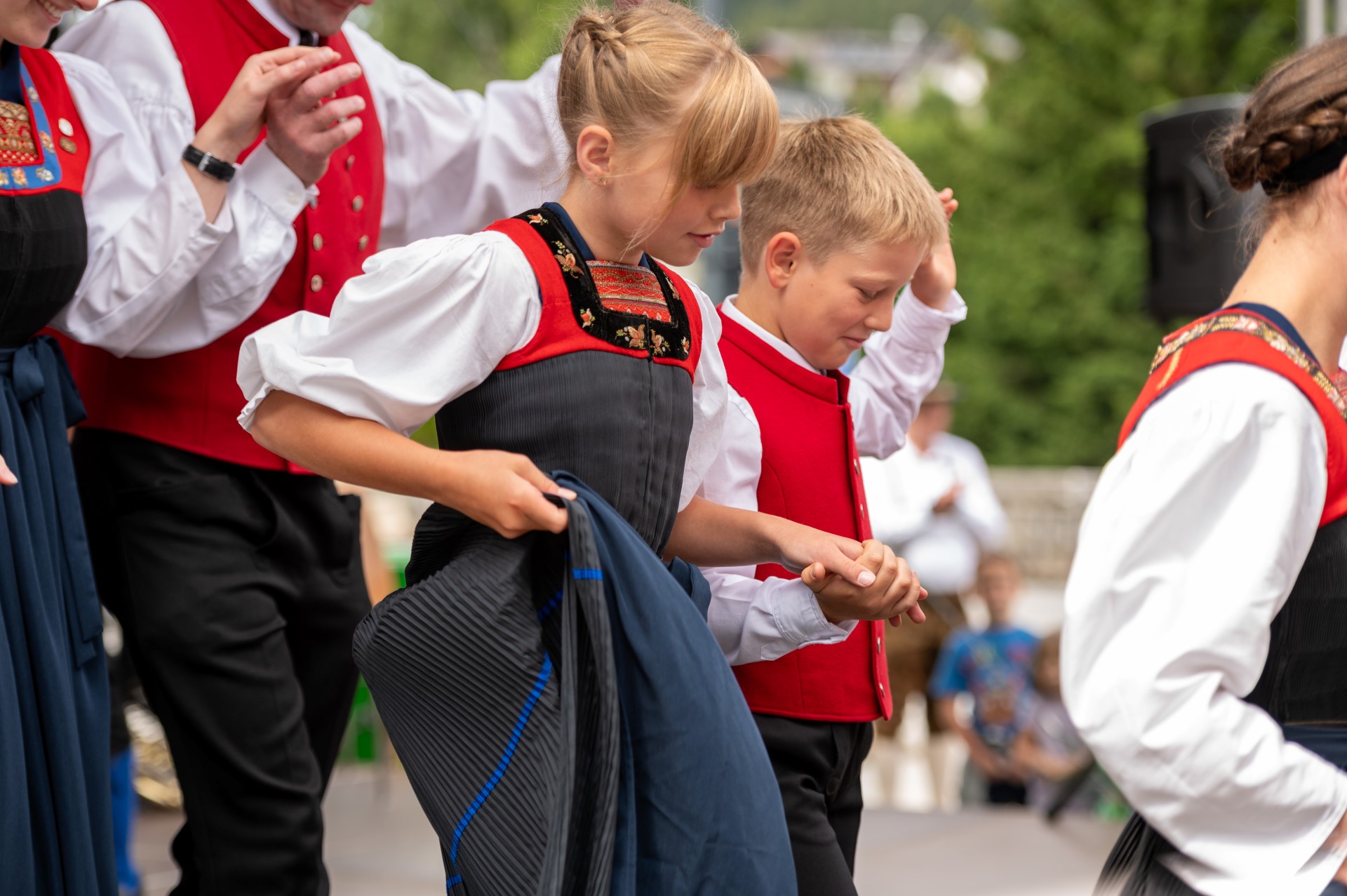 Kinder in Tracht beim Auftritt