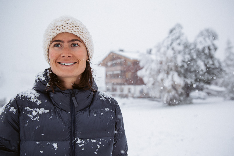 Frau vor verschneitem Haus Braunarl