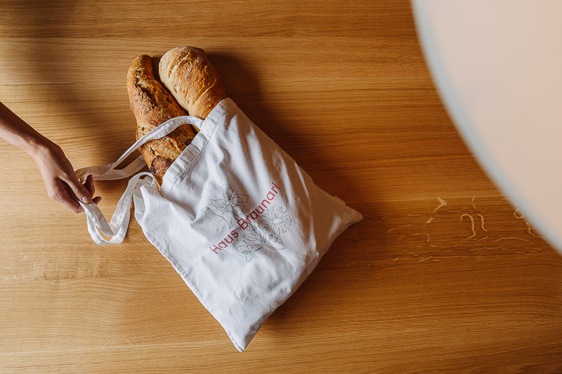 Frühstücksbrot in Leinentasche