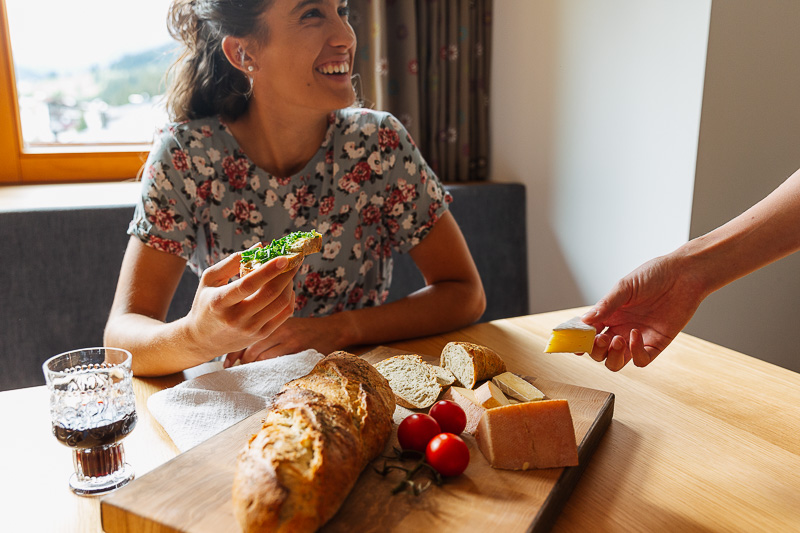 Frau ist Brot und Käse