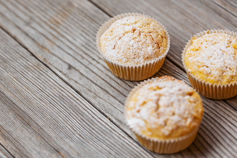 Muffins auf Holzbrett