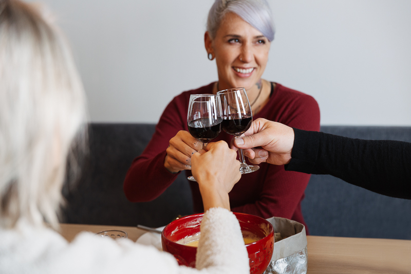 Gäste prosten sich mit Rotwein zu