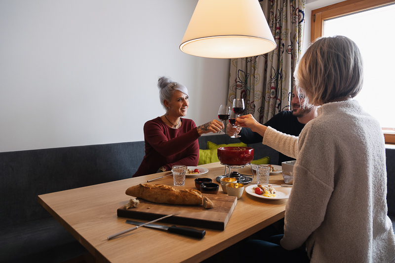 3 Personen essen Käsefondue