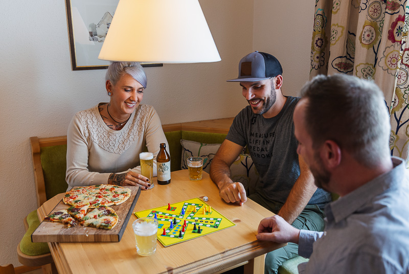 3 Personen spielen Mensch ärgere dich nicht