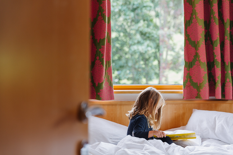 Mädchen liest im Bett