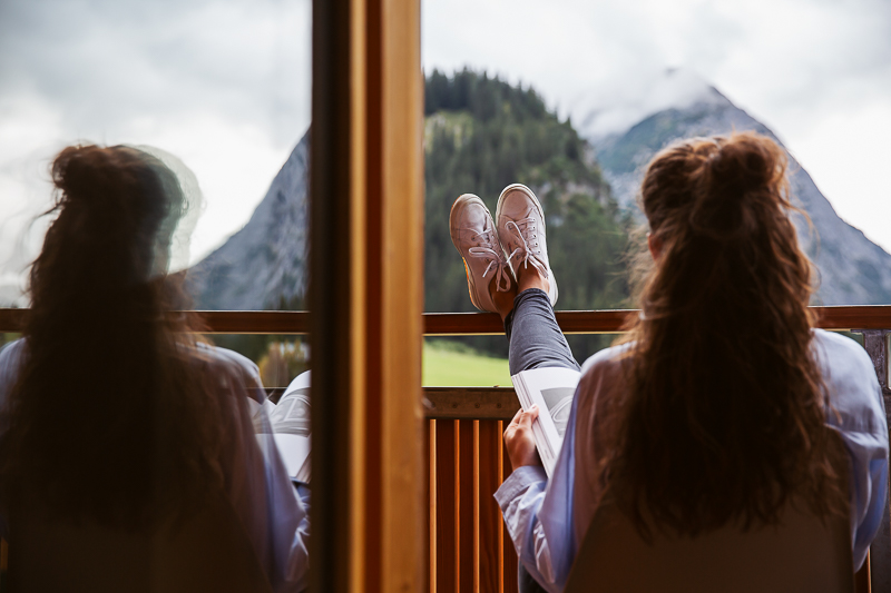 Frau liest am Balkon