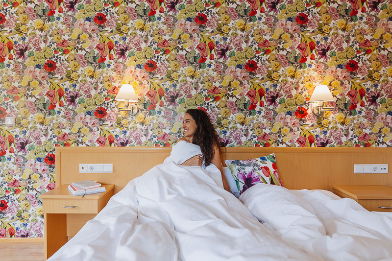 Hotelzimmer mit Blumentapete