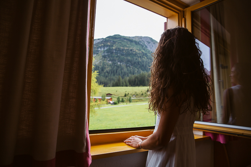 Frau schaut aus dem Fenster