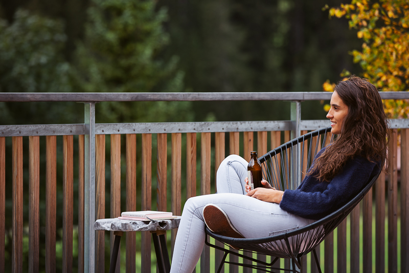 Frau im Gartensessel