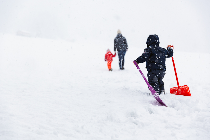 Familie spielt im Schnee