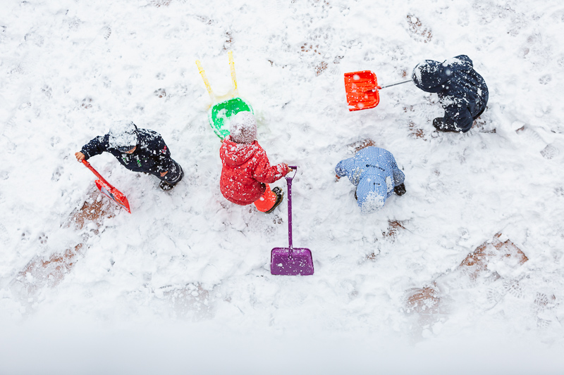 Kinder spielen im Schnee