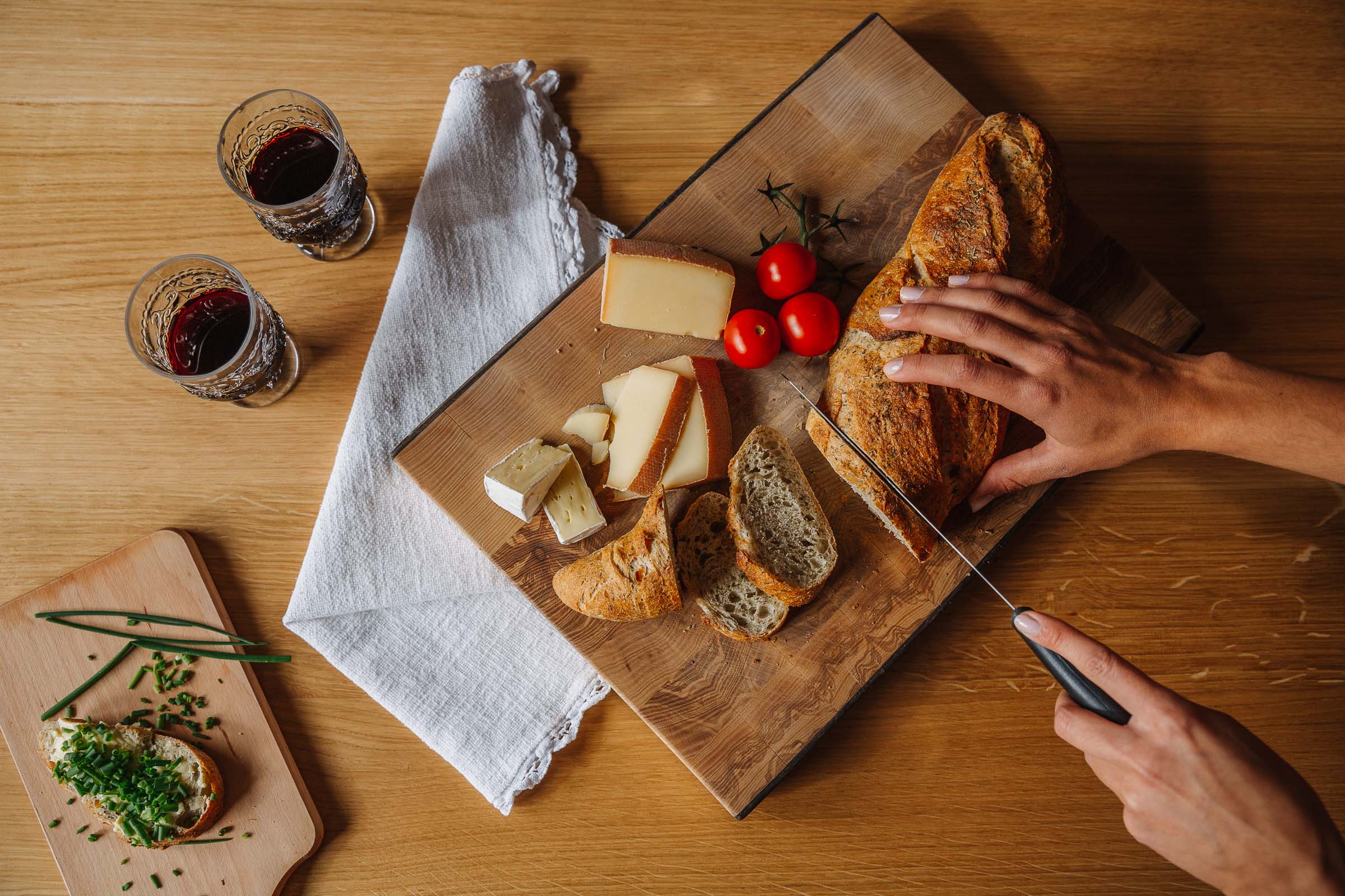 Holzbrett mit Brot und Käse