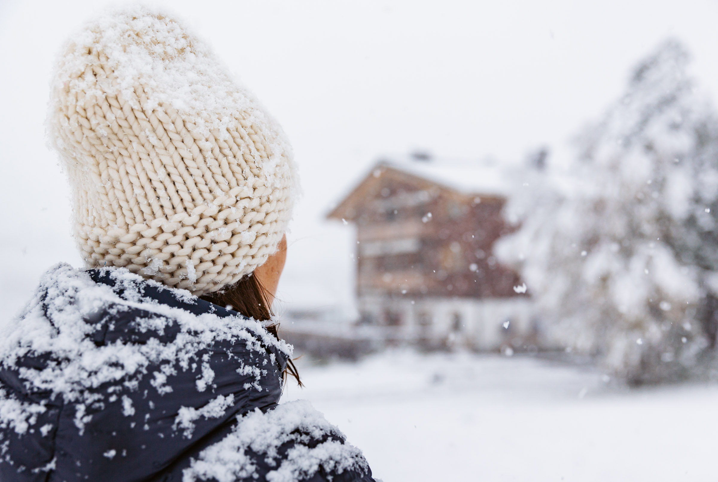 Frau von hinten in Schneelandschaft