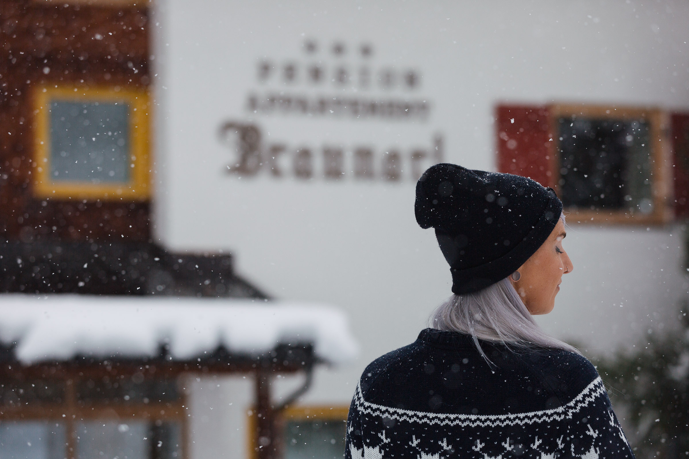 Frau mit Mütze und Norwegerpullover